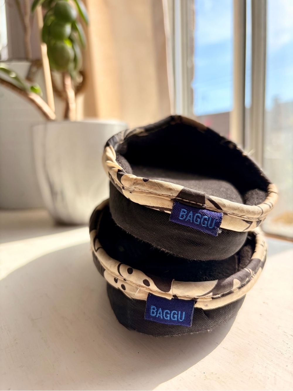 BAGGU Women’s Black & Cream Mushroom Quilted Puffy Slippers Small/Medium - Picture 4 of 7